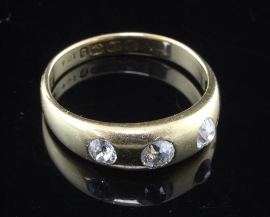 A late Victorian 18ct gold and gypsy set three stone diamond ring, size T.